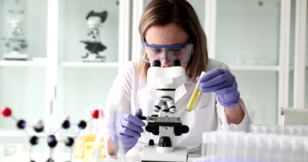 科学实验试管中的黄色化学物质 化妆品石油研究和医疗发展 — 图库视频影像