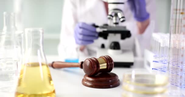 Rättsläkaren Går Igenom Mikroskopet Och Undersöker Bevis Från Brottsplatsen Laboratoriet — Stockvideo