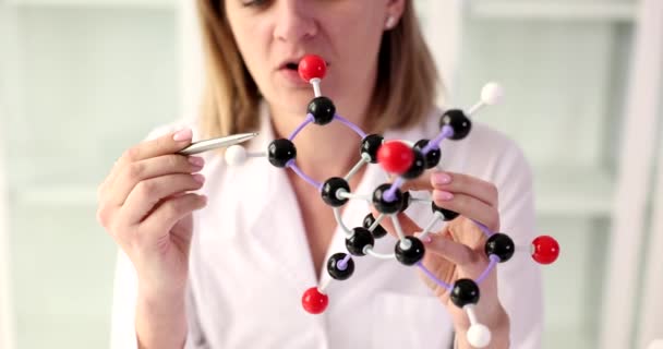 과학자 화학자 생물학자는 실험실에 분자를 보유하고 생물학 — 비디오