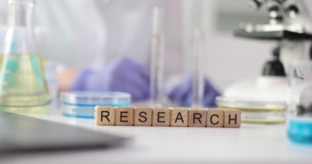 Wissenschaftler Schreibt Wissenschaftliche Notizen Labor Mit Reagenzglasmikroskop Und Lösungen Untersuchung — Stockvideo