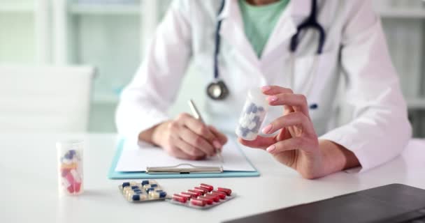 Doctor Escribe Prescripción Médica Para Medicamentos Seguro Salud Tratamiento — Vídeo de stock