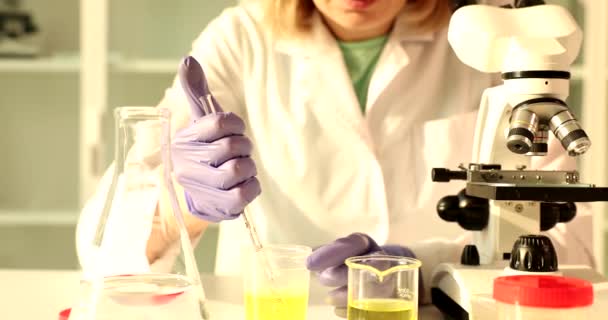 Χημικό Υγρό Στάζει Από Γιατρό Επιστήμονα Εξετάζει Κάτω Από Μικροσκόπιο — Αρχείο Βίντεο