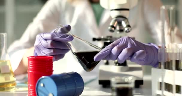 Wetenschapper Chemisch Laboratorium Houdt Zwarte Vloeistof Buis Analyse Experiment Kwaliteit — Stockvideo