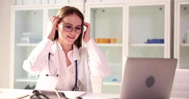 Doutor Usando Laptop Está Falando Videoconferência Com Paciente Clínica Aconselhamento — Vídeo de Stock
