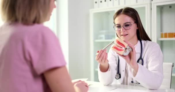 Zahnarzt Mit Kieferproben Zahnmodell Berät Patienten Verlegung Von Furnier Oder — Stockvideo