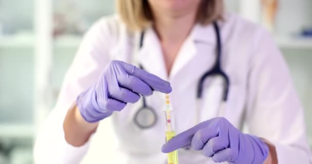 医生拿着装有尿样的试管在实验室进行分析 尿检带尿检 — 图库视频影像