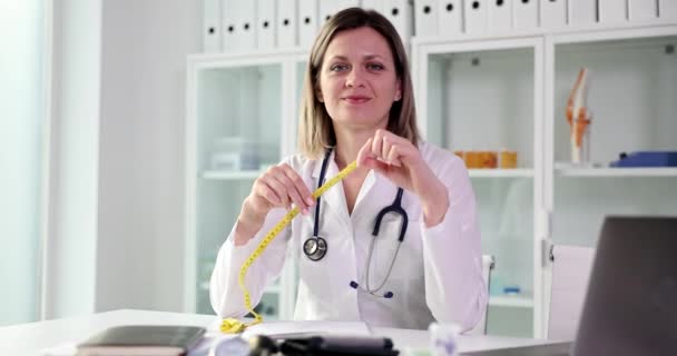 Nutriční Lékař Doporučuje Regulaci Hmotnosti Zdravý Životní Styl Doktor Drží — Stock video