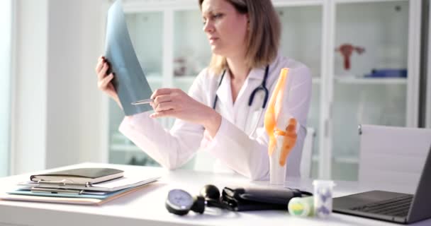 Travmatolog Özel Klinikte Röntgen Mri Inceliyor Rehabilitasyon Merkezinde Fizyoterapist Ortopedist — Stok video