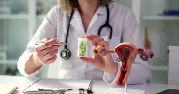 子宮と不妊治療の婦人科検査 錠剤中の生殖器系及び薬物の疾患 — ストック動画