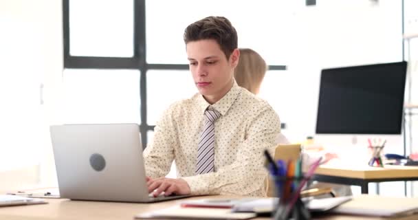 Молодий Красивий Чоловік Стажист Працює Ноутбуці Офісі Програмування Стажування Студентів — стокове відео