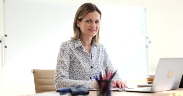 Porträt Einer Schönen Glücklichen Frau Die Büro Sitzt Erfolgreicher Arbeitsplatzmanager — Stockvideo