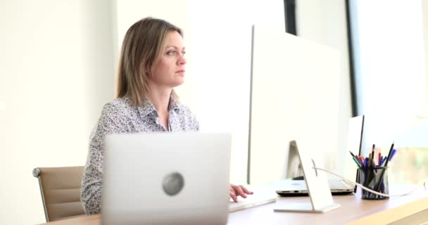 コンピュータ画面を真剣に見ているビジネスの女性 オフィスでコンピュータに取り組む集中管理者 — ストック動画