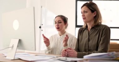 Ofiste bilgisayarla çalışan ortak yöneticiler şans diliyor ve en iyisini diliyorlar. Kazançlı bir iş anlaşması bekleyen duygular.