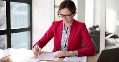 Sinirli iş kadını buruşuk kağıtları kusuyor. Kızgın genç bayan yönetici projeyle ilgili sorunlar yaşıyor