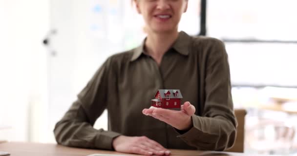 Agent Woman Holding House Model Closeup Buying Insuring Home Renting — Stock Video