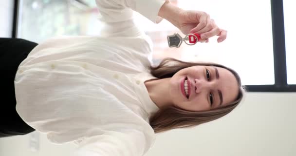 Autoportret Uśmiechniętej Studentki Pokazujący Klucze Nowego Domu Lub Mieszkania Selfie — Wideo stockowe