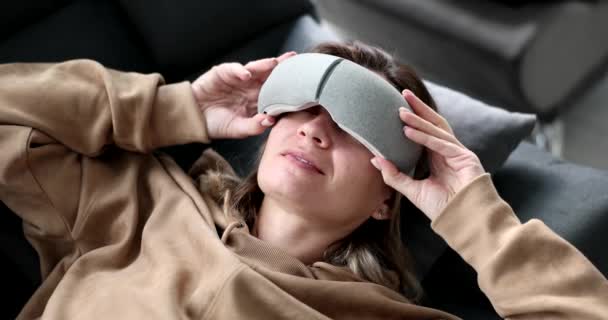 Mulher Cansada Usa Massagista Ocular Casa Relaxar Olhos Depois Trabalhar — Vídeo de Stock