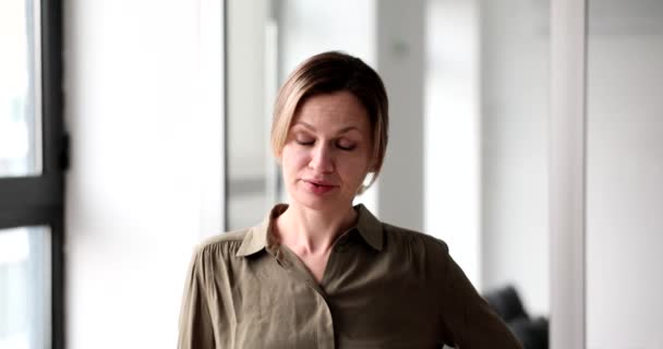 Retrato Mulher Indignada Irritada Balançando Cabeça Escritório Emoções Insatisfeitas Irritação — Vídeo de Stock
