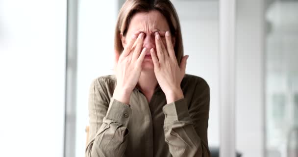 Gestora Cansada Esfregando Olhos Irritados Secos Sentindo Olhos Cansados Esforço — Vídeo de Stock
