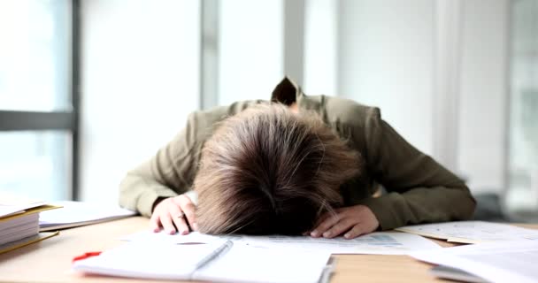 Mulher Cansada Escritório Dorme Mesa Closeup Muito Trabalho Burnout Horas — Vídeo de Stock