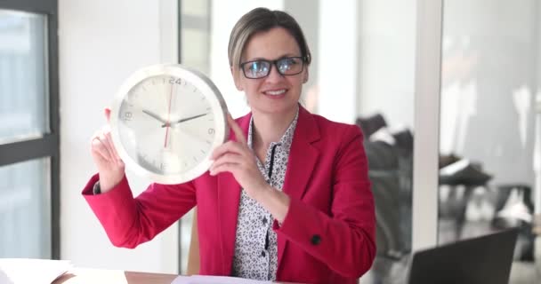 Χαρούμενη Επιτυχημένη Επιχειρηματίας Που Δείχνει Ρολόι Στο Γραφείο Έλεγχος Του — Αρχείο Βίντεο