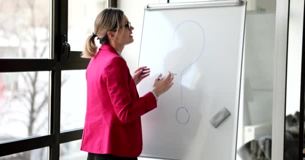 마커와 사무실에 칠판에 물음표를 그린다 어려운 문제를 해결하고 새로운 해결책을 — 비디오