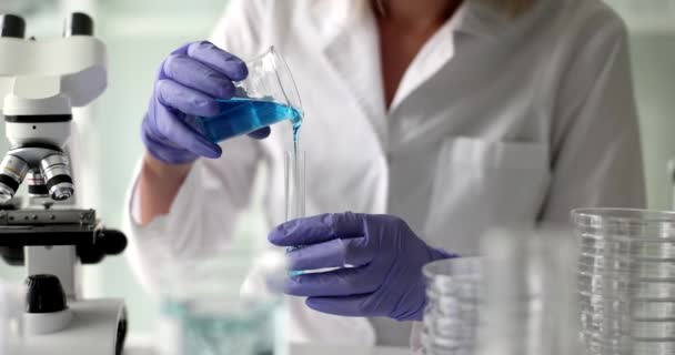 Вчений Тримає Руці Лабораторну Колбу Наливає Синю Токсичну Рідину Хімічні — стокове відео