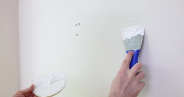 Οικοδόμος Επισκευαστής Σπάτουλα Σοβατεπί Λευκό Τοίχο Closeup Σχέδιο Ανακαίνισης Και — Αρχείο Βίντεο