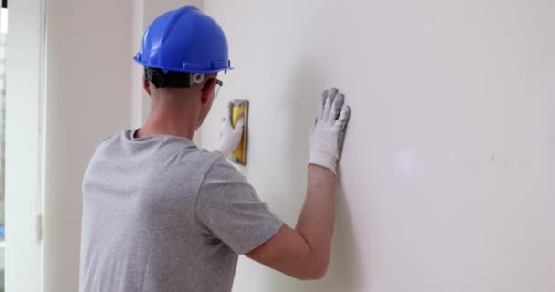 Nahaufnahme Von Arbeitern Die Wände Mit Schleifgittern Für Spachtel Nivellieren — Stockvideo