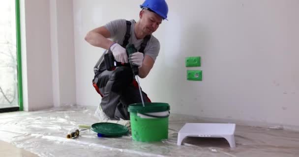 Trabajador Mezcla Pintura Cubo Antes Pintar Preparación Pintura Para Pared — Vídeos de Stock