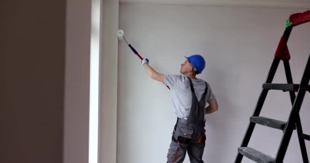 Pintor Constructor Con Rodillo Pinta Paredes Interiores Instrucciones Para Pintura — Vídeos de Stock