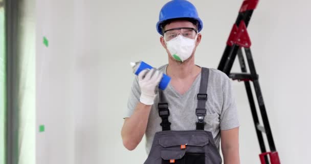 Trabalhador Uniforme Está Sacudindo Lata Tinta Spray Aerossol Tintas Vernizes — Vídeo de Stock