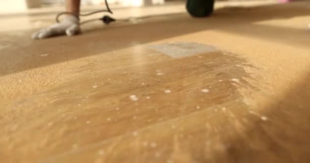 木材表面から小さな木材粒子が除去されます 木のおがくずコンセプト — ストック動画
