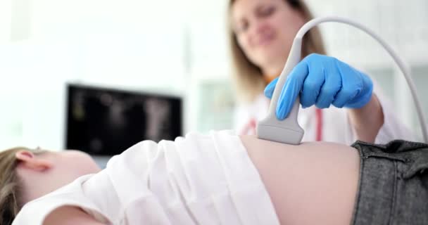 小児科医は 診療所4K映画スローモーションで子供の内臓の腹部超音波検査を行います 小児の消化管疾患の治療の診断 — ストック動画