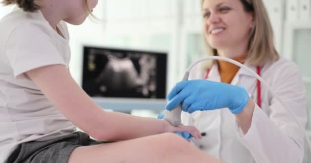 Kinderarzt Führt Ultraschalluntersuchung Der Gelenke Von Hand Kind Der Klinik — Stockvideo