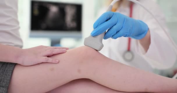 Médico Pediatra Que Lleva Cabo Examen Por Ultrasonido Articulación Rodilla — Vídeo de stock