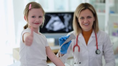 Doktor randevusunda klinikte ultrason teşhisi koyan küçük bir kız. Çocuk konseptinde yüksek kaliteli profesyonel tıbbi muayene