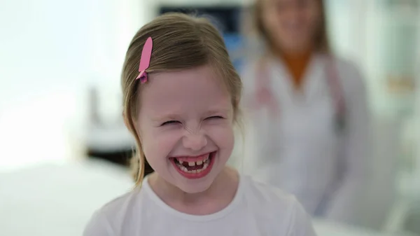 Kleines Lustiges Mädchen Lacht Bei Arzttermin Klinik Hochwertige Professionelle Medizinische — Stockfoto