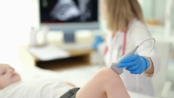 Läkare Reumatolog Utför Ultraljudsundersökning Barns Knä Kliniken Närbild Behandling Konsekvenser — Stockfoto