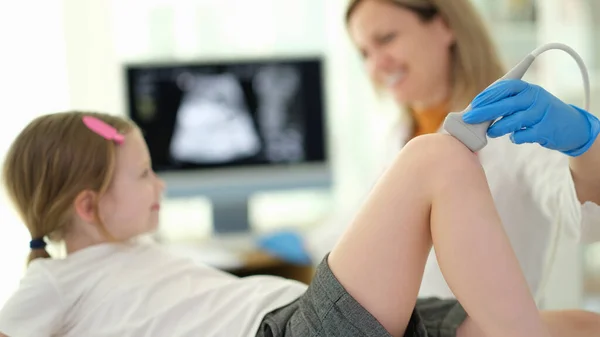 Kinderarzt Führt Ultraschalluntersuchung Des Kniegelenks Des Kindes Der Klinik Nahaufnahme — Stockfoto