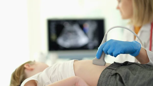 Orvos Gasztroenterológus Ultrahangos Vizsgálatot Végez Májon Hasnyálmirigyen Gyermeknek Klinikán Belső — Stock Fotó