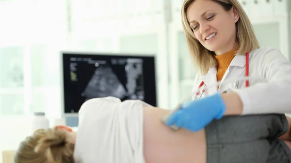 Orvos Gyermekorvos Ultrahangos Vizsgálatot Végez Gyermek Veséjén Klinikán Betegségek Genitális — Stock Fotó