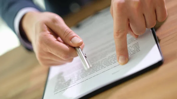 Manager Gibt Kugelschreiber Den Kunden Vertragsdokumente Großaufnahme Unterzeichnen Rechtlicher Papierkram — Stockfoto