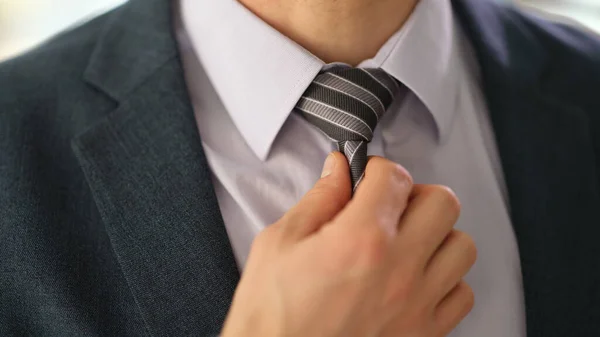 商务经理穿着西服 在办公室特写镜头中把衬衫系好领带 商务典雅风格概念 — 图库照片