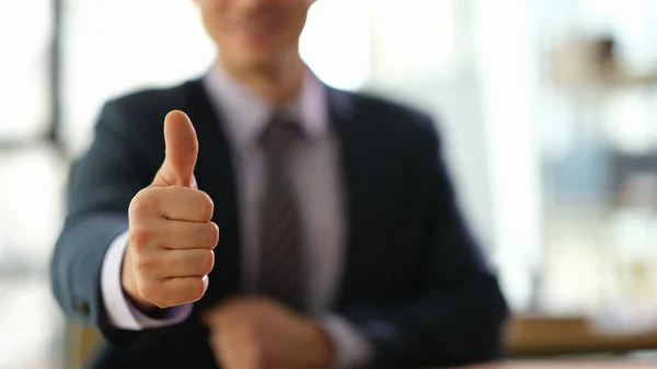 Menedzser Üzletember Felemelte Hüvelykujját Munkahelyén Irodai Közelről Győzelem Sikeres Stratégia — Stock Fotó