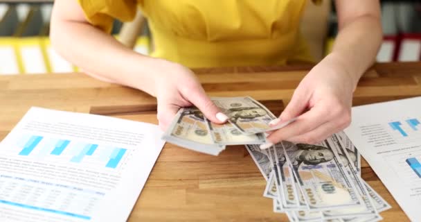 Mujer Cuenta Dinero Efectivo Después Recibir Salario Lugar Trabajo Oficina — Vídeos de Stock