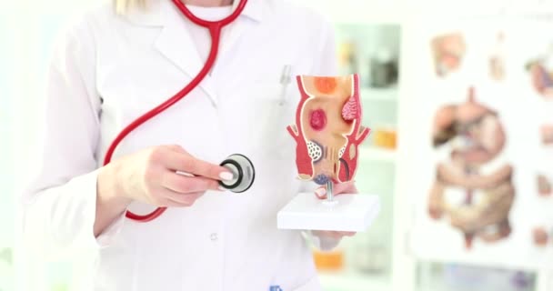 Doktor Dává Stetoskop Realistického Modelu Lidského Konečníku Odborný Specialista Laboratorní — Stock video