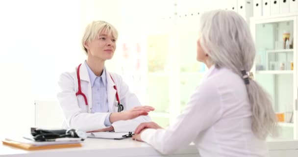 Blonde Médecin Touche Les Mains Patient Mature Rassurant Dans Succès — Video