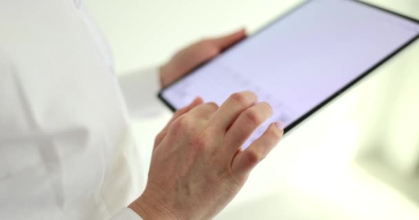 穿着白衬衫的女员工在平板电脑上向在职伴侣传达信息 女人使用现代电子设备进行慢动作工作 — 图库视频影像