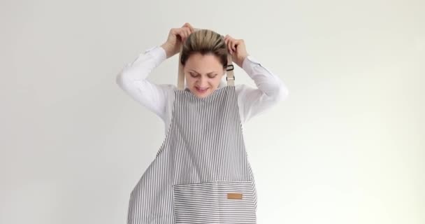 Mutlu Kadın Çizgili Önlük Giyer Kameraya Bakar Bej Arka Planda — Stok video